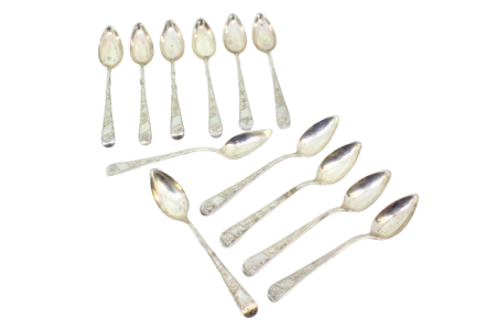  Conjunto de doze colheres de chá em prata com motivos florais gravados nos cabos.